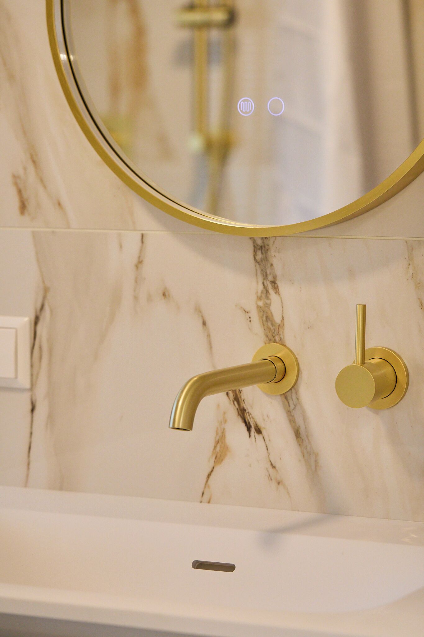Een douche, een haardroger, een bidet, handdoeken