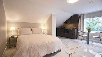 Een strijkplank/strijkijzer, wifi, beddengoed