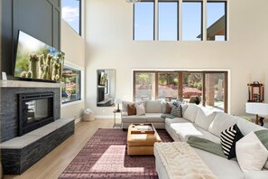 Smart-TV, Kamin, Tischtennisplatte