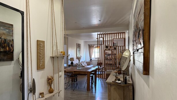 Un interior moderno con comedor, cocina y sala de estar.