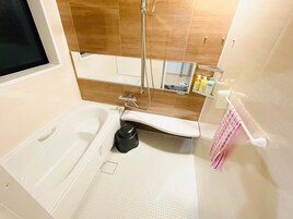 Un baño con bañera, ducha, lavabo y espejo.