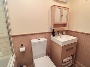 Ein Badezimmer mit Toilette, Waschbecken und Spiegelschrank.