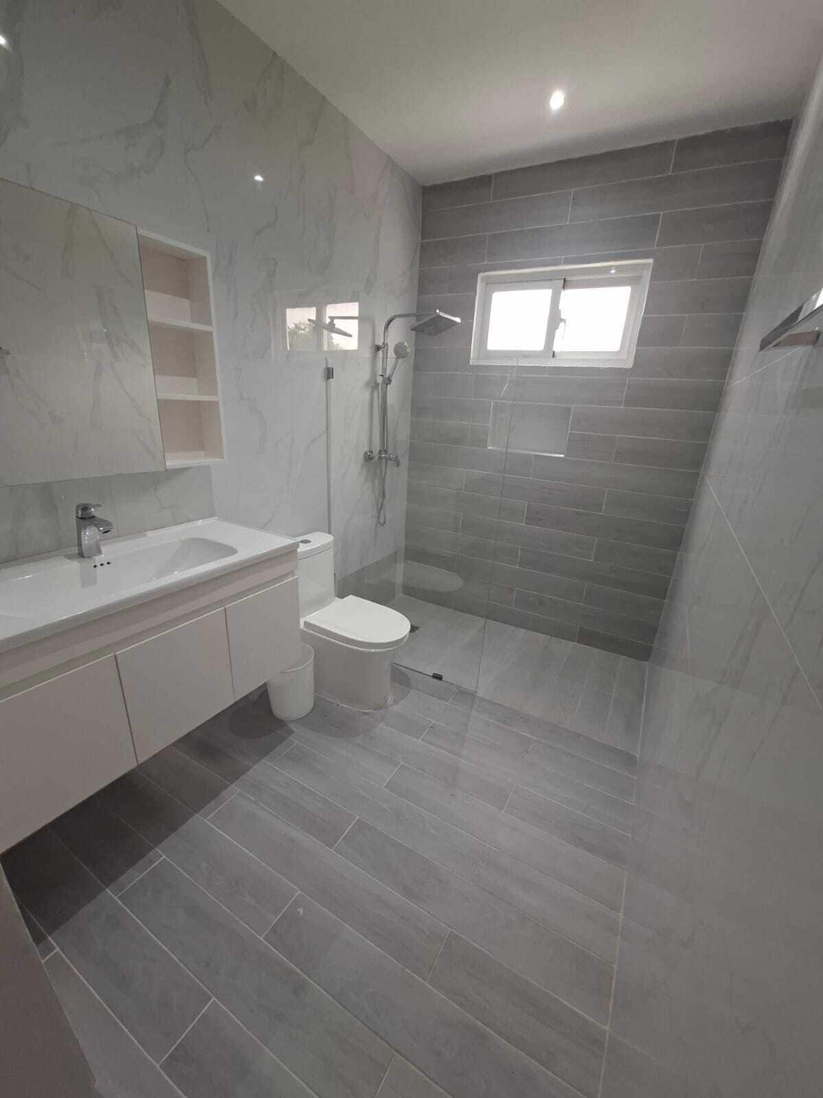 Douche, serviettes fournies, papier toilette