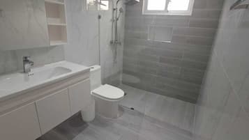 Douche, serviettes fournies, papier toilette
