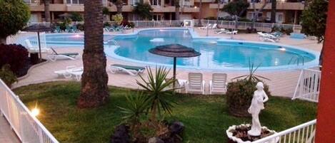 Una piscina al aire libre