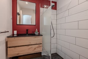 Douche, séchoir à cheveux, serviettes fournies