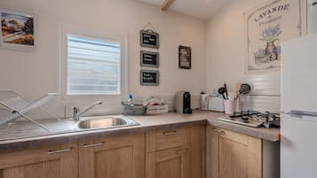 Coffee/tea maker, fridge, microwave, stovetop