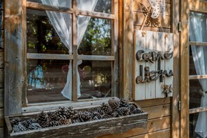 A rustic wooden door with a sign that reads 'Cante Djenu' and a window with a curtain. - “Tamaris Les Floralies in Provence” with Mountain View, Shared Pool and Private Terrace (Malaucène)