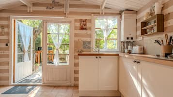 Cafeteira/chaleira, geladeira, micro-ondas, cooktop