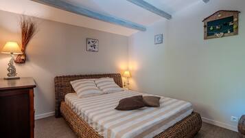 2 quartos, ferros/tábuas de passar roupa, roupa de cama