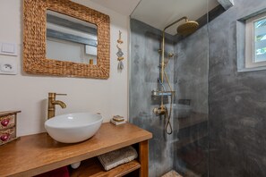 Een douche, een haardroger, handdoeken