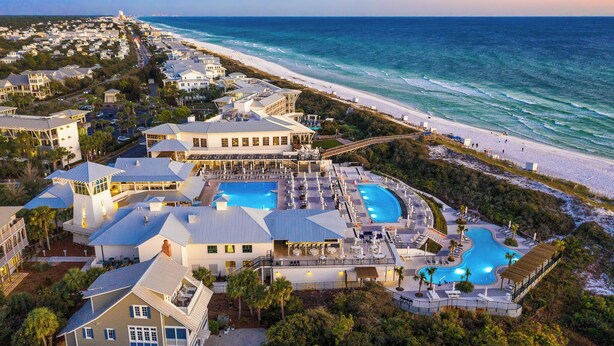 Resort com várias piscinas, acesso direto à praia e diferentes estilos de construção.
