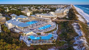 Resort com várias piscinas, vista para a praia e um grande complexo de edifícios.