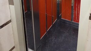 Un ascenseur doté d’un écran numérique, d’instructions de sécurité et d’un panneau de commande avec des boutons.