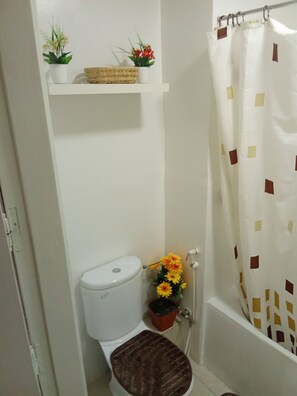 Een haardroger, een bidet, handdoeken, zeep