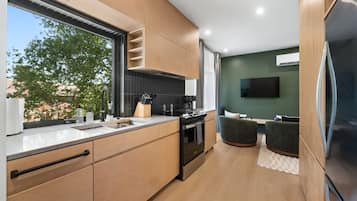 Coffee/tea maker, fridge, microwave, oven