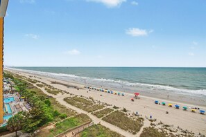 On the beach - Oceanfront King Room + Lazy River & Hot Tub (Myrtle Beach)