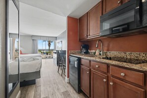 1 bedroom, iron/ironing board, internet, bed sheets - Oceanfront Two Queen Room + Lazy River & Hot Tub (Myrtle Beach)