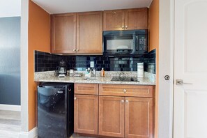Private kitchen - Carolinian 204 Oceanfront 2 Beds (Myrtle Beach)