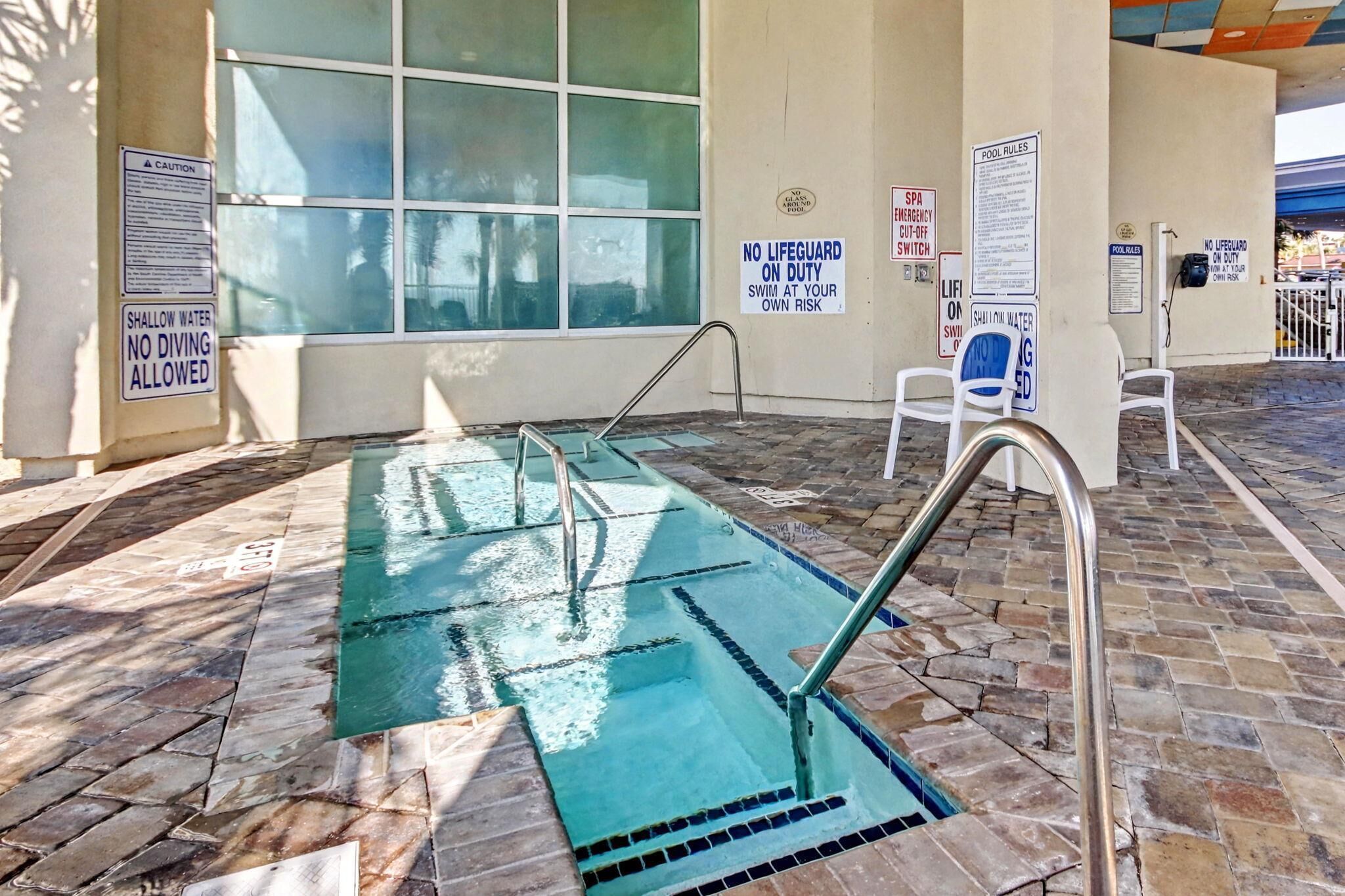 Ein flacher Pool, in dem nicht getaucht werden darf, ohne Badeaufsicht und mit Poolregeln an den Wänden.