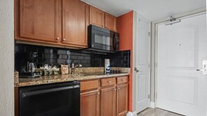 Wasserkocher mit Kaffee-/Teezubehör, Kühlschrank, Mikrowelle, Herdplatte