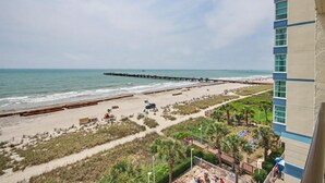 On the beach - Oceanfront Two Queen Room + Lazy River & Hot Tub (Myrtle Beach)