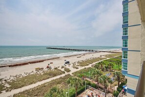 On the beach - Oceanfront Two Queen Room + Lazy River & Hot Tub (Myrtle Beach)