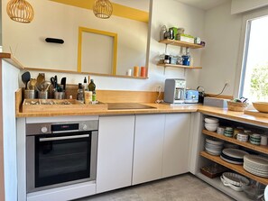 Jääkaappi, mikroaaltouuni, uuni, liesi