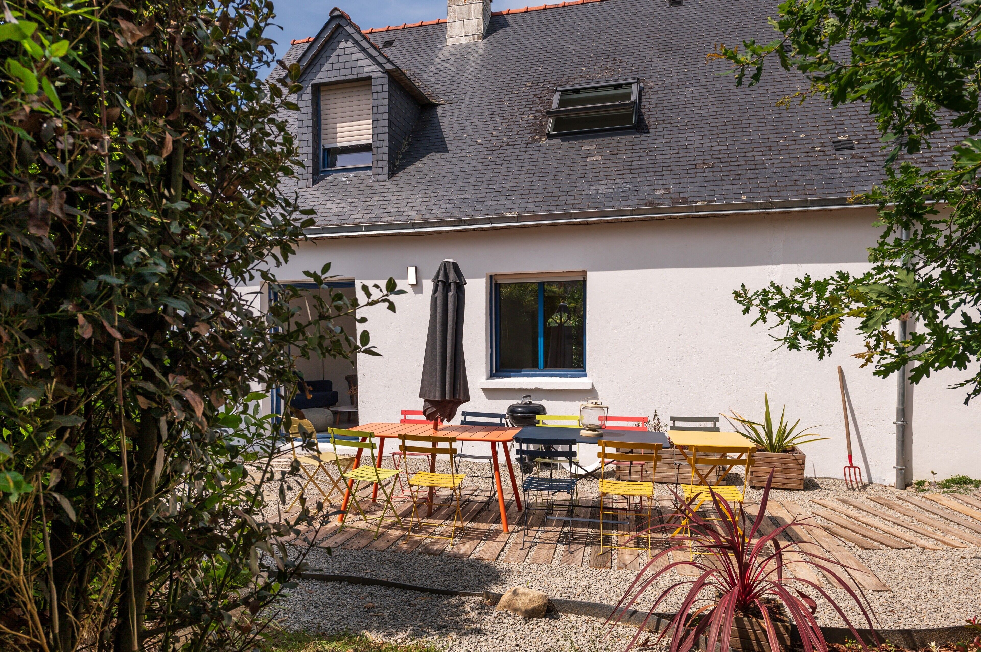 Outdoor dining. Maison Hoali – Presqu’île de Rhuys: Sea View, Wi-Fi, and Air Conditioning