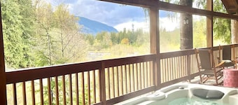 Glacier Creek and Forest View, Hot Tub on Covered Deck