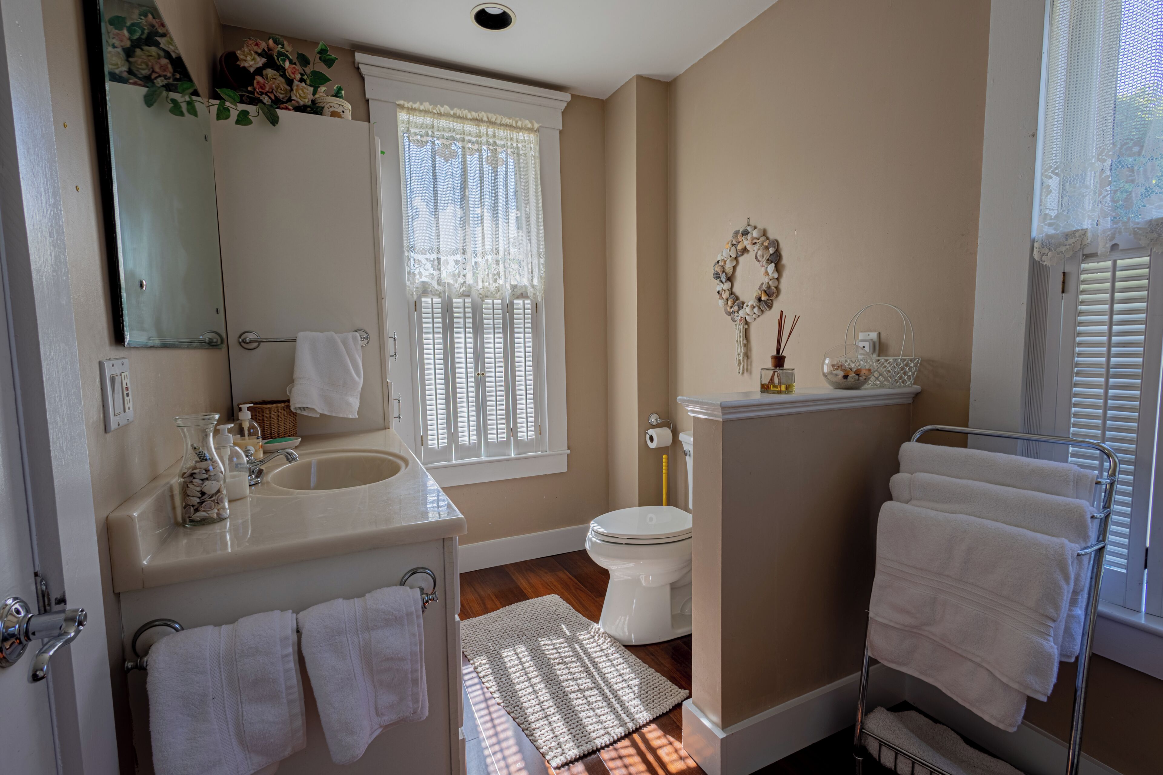 Suite, vista giardino | Bagno | Set di cortesia gratuito, asciugacapelli, pantofole, asciugamani