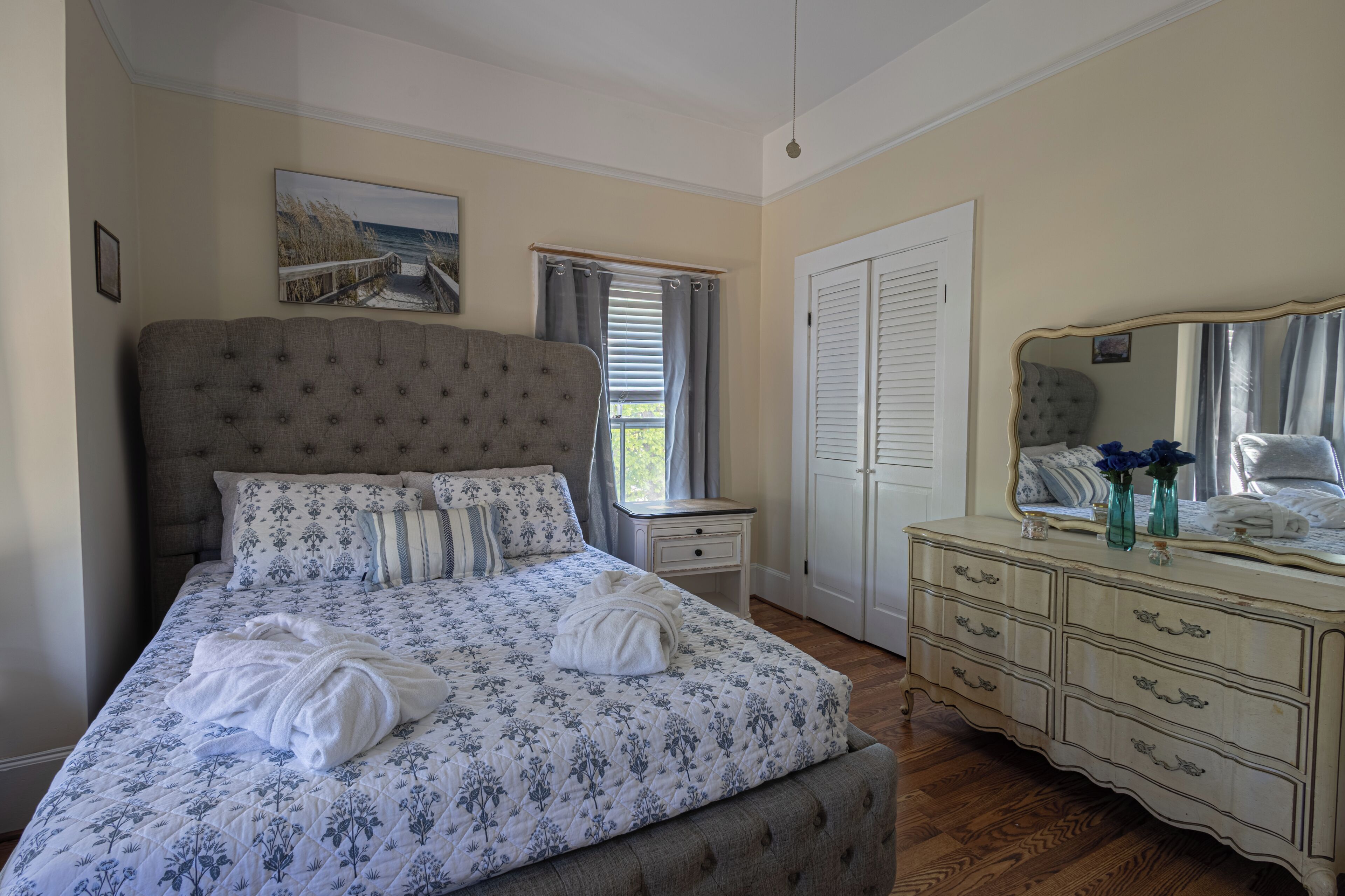 Quarto solteiro, 1 cama Queen | Ferros/tábuas de passar roupa, Wi-Fi de cortesia