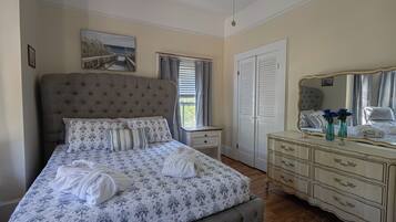 Quarto solteiro, 1 cama Queen | Ferros/tábuas de passar roupa, Wi-Fi de cortesia