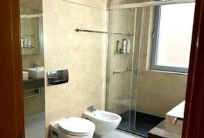 Doccia, asciugacapelli, bidet, asciugamani
