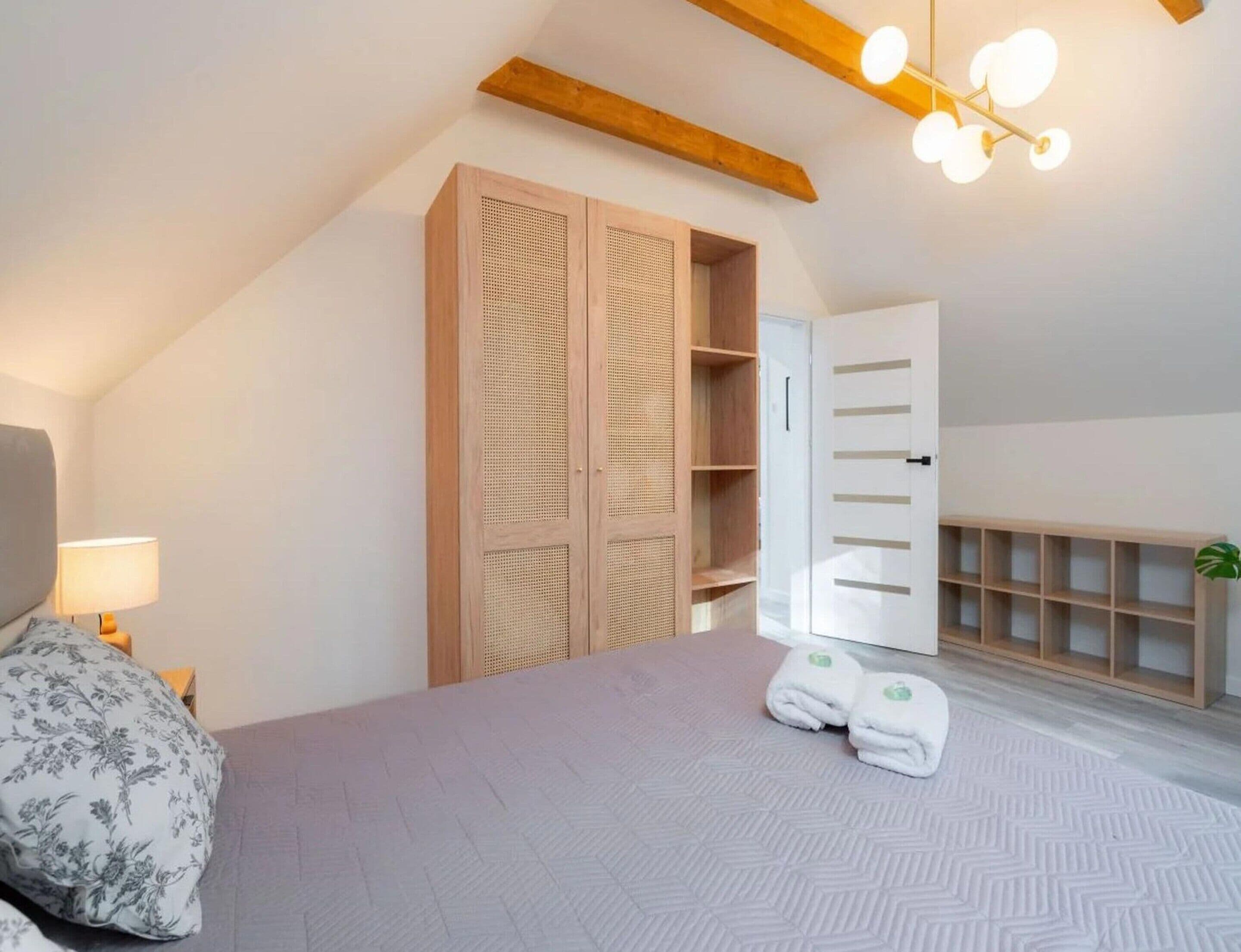 Casa | 3 habitaciones, tabla de planchar con plancha y muebles diferentes 