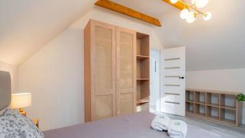 Casa | 3 habitaciones, tabla de planchar con plancha y muebles diferentes