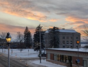 Rakennuksessa on tiiliverhous, suuret ikkunat ja lumipeitteinen maa.