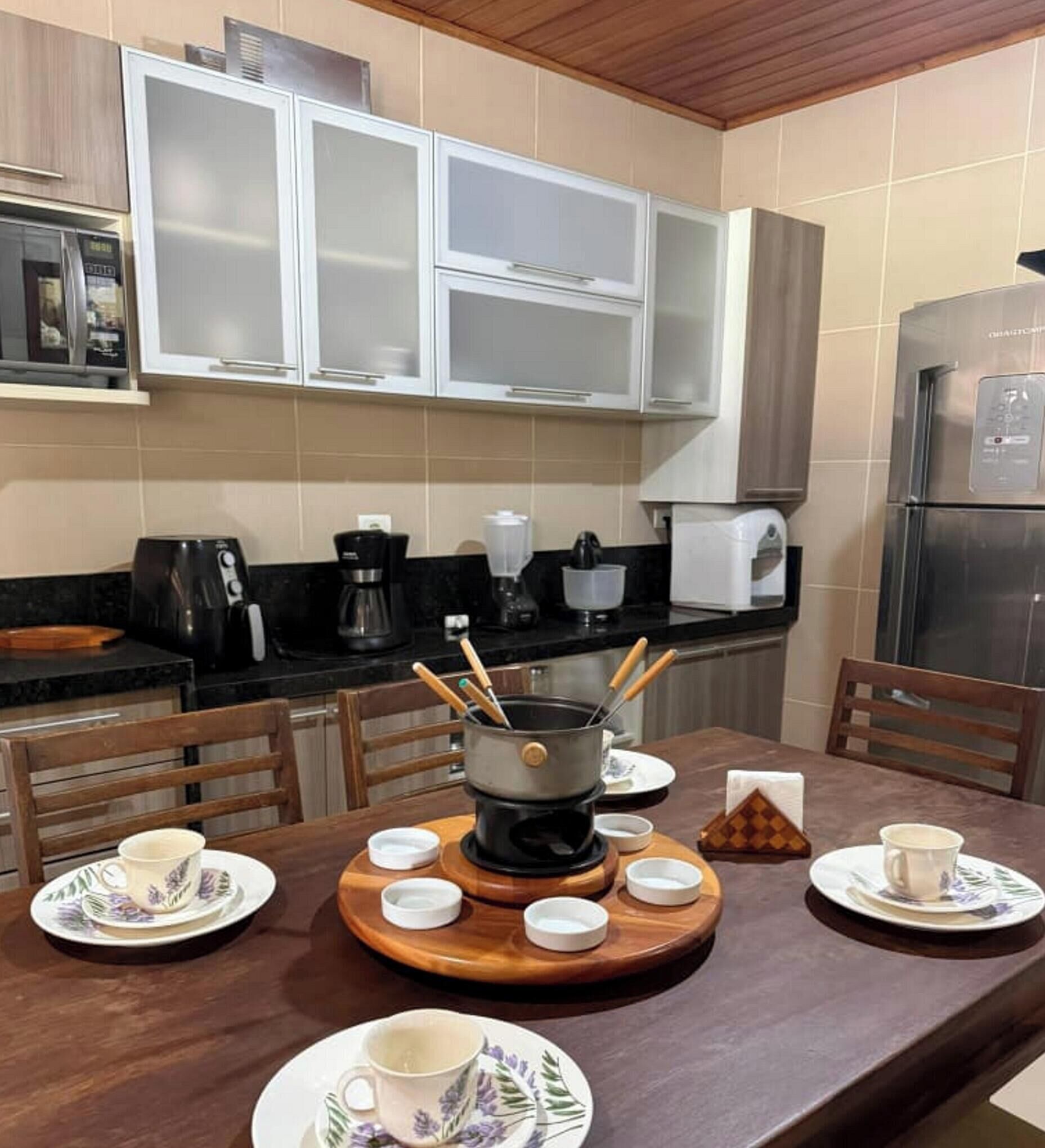 Chácara Maria Luiza c/ Piscina - Gravatá/PE | Cozinha privada | Geladeira, micro-ondas, talheres/pratos/utensílios de cozinha