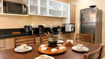 Chácara Maria Luiza c/ Piscina - Gravatá/PE | Cozinha privada | Geladeira, micro-ondas, talheres/pratos/utensílios de cozinha