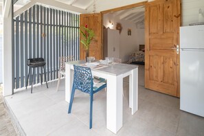 Outdoor dining - Ti Papiyon - Bungalow cosy pour 2 (Sainte-Anne)