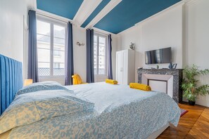 A bedroom with a bed, a TV, a wardrobe, and a window with curtains. - Nadal - Dans l'hypercentre de Caen (Caen)