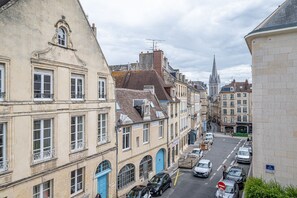 A street view with historic buildings, parked cars, and a no entry sign. - Nadal - Dans l'hypercentre de Caen (Caen)