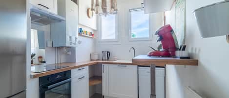 Fridge, oven, dishwasher, coffee/tea maker