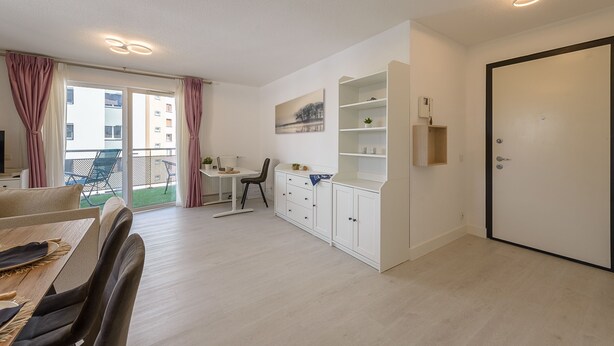 A modern apartment with a dining area, a small kitchenette, a balcony with a view, and a door leading to another room. - Le Bel Air du Lac - Proche centre-ville d'Annecy (Annecy)
