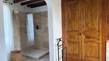 Douche, serviettes fournies, papier toilette