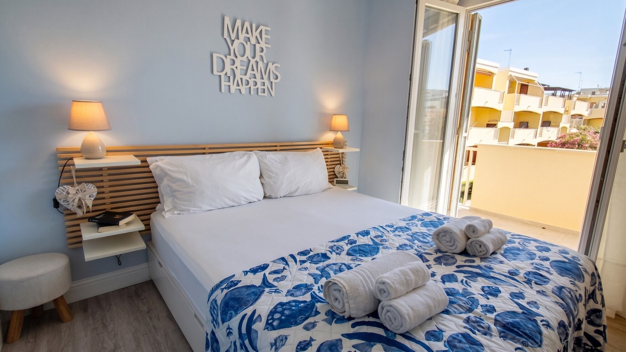 Tabla de planchar con plancha, wifi gratis y ropa de cama 