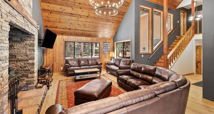 Fantastic 6-bedroom Spacious Dorrington Mountain Oasis w/ Hot Tub
