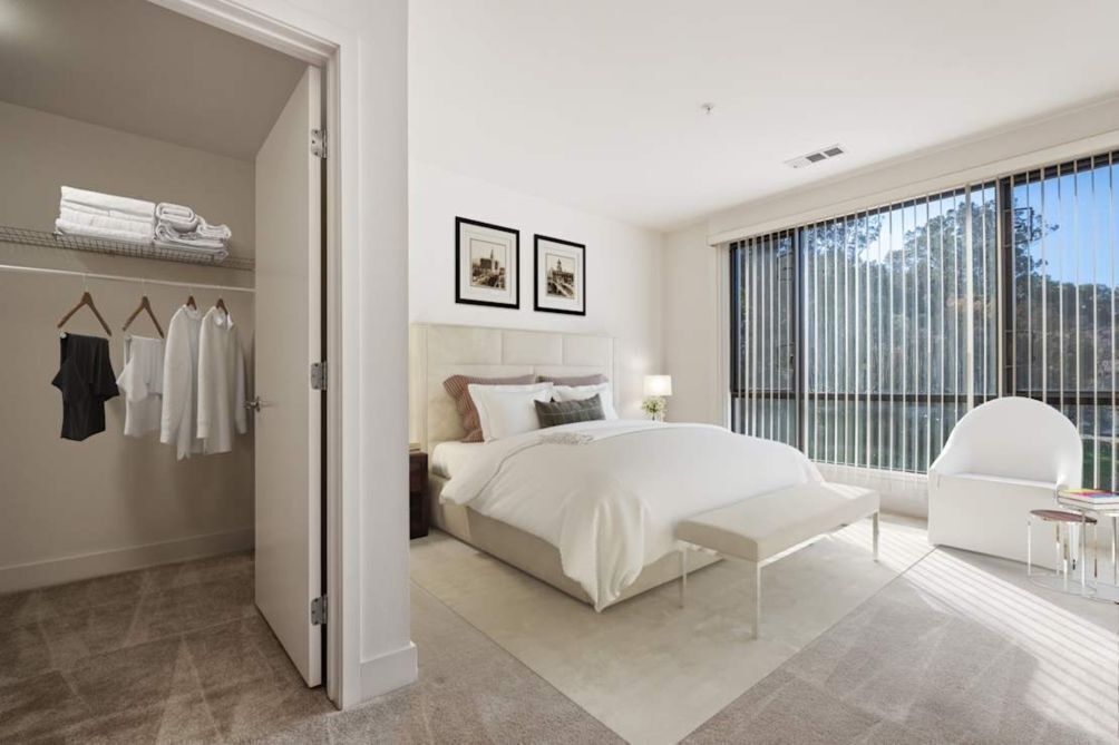 Iron/ironing board, bed sheets
