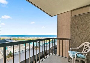 Ein Balkon mit Blick auf Strand und Poolbereich.