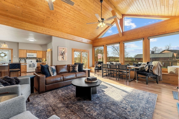 Deluxe House, River View | Living area
